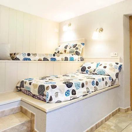 Villa Sleeps 10 *