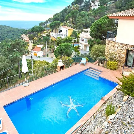 Villa Sleeps 10 *