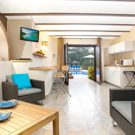 Villa Sleeps 10 *