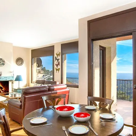 Villa Sleeps 10 *